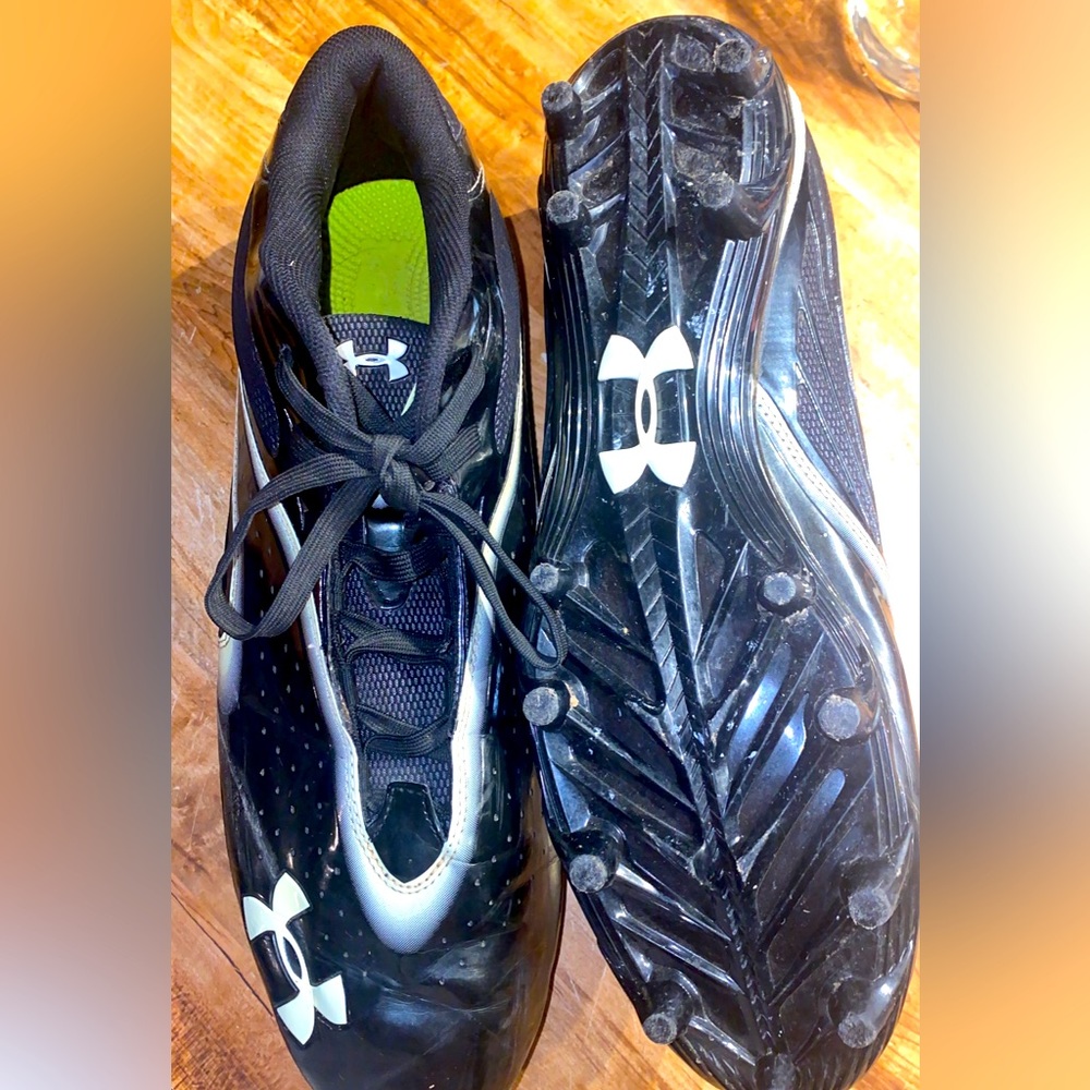 Under armor athletic cleats in great condition